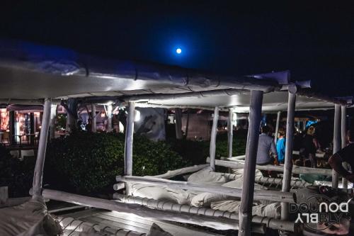 Lo Shilling è un locale di Ostia che affaccia direttamente sul mare. Ecco i lettini della Discoteca.