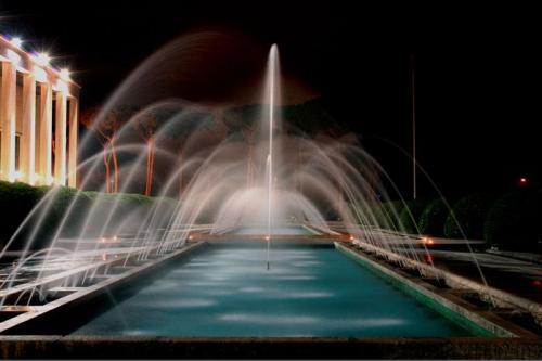 Salone delle fontane è uno spettacolo con le sue cascate d'acqua.